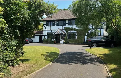 Longdown Lane North, Epsom, KT17