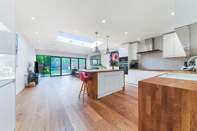 Hillcross Avenue, Morden