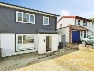 Latchford Place, Chigwell, IG7