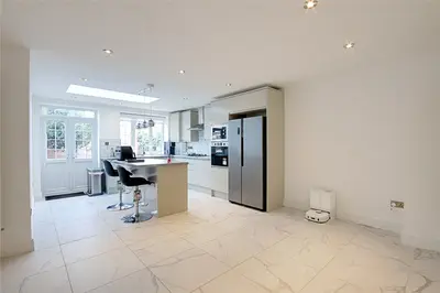 Broadoak Avenue, Enfield
