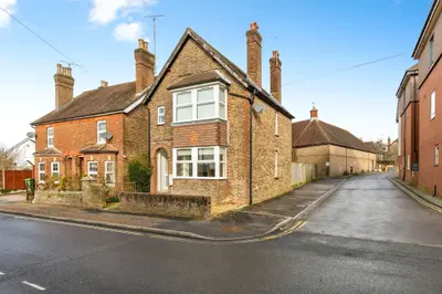 Denne Parade, Horsham, RH12