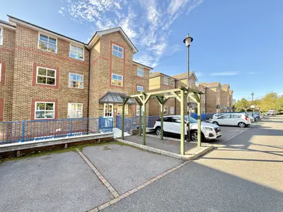 Riverbank Close