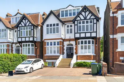 Kings Road, Richmond, TW10 6EE
