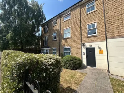 Queens Way, Halifax, HX1
