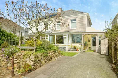 Trewithan Terrace, Ashton, TR13