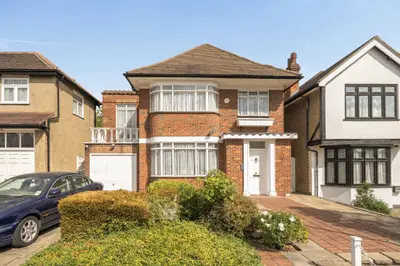 Edgwarebury Lane, Edgware, HA8