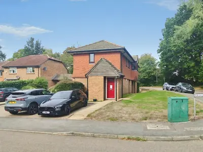 Portia Grove, Warfield, RG42