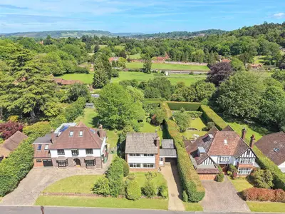 Milton Avenue, Westcott, RH4