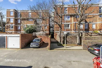 Wallis Close, London