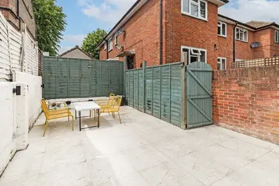 Thornbury Road, TW7