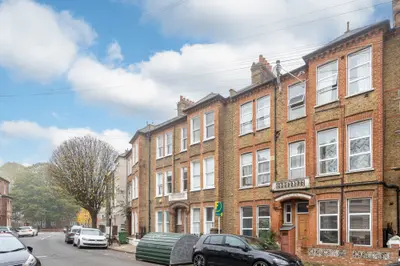 76d Tremadoc Road, London