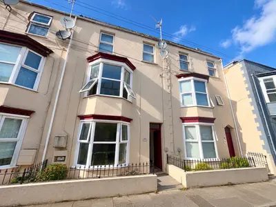 Spacious Two Bedroom Maisonette, DT4