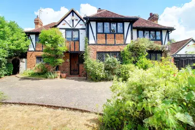 4 Great North Road, Brookmans Park AL9 6NF