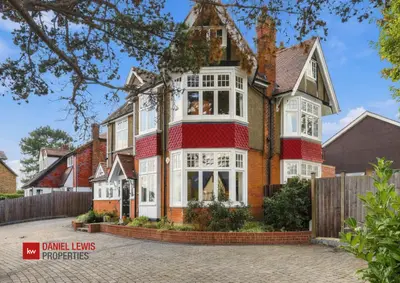 Connaught Avenue, Loughton, IG10