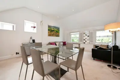 Portsmouth Road, Esher, KT10