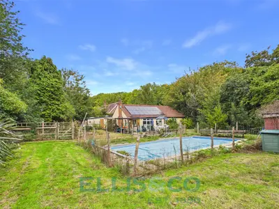 Gover Hill, Roughway, TN11