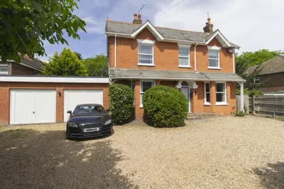 Carisbrooke, Pinewood Hill, Fleet, GU51 3AW