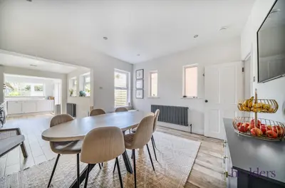 Chertsey Road, Addlestone, KT15