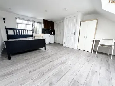 Berkeley Avenue, Hounslow