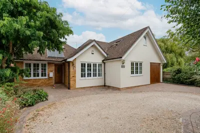 St. Helens Avenue, Benson, OX10