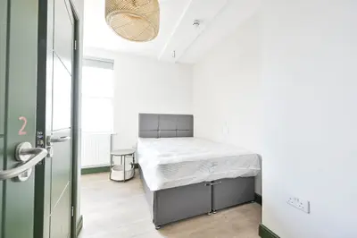 Room 2, Flat B, 152 Clapham High Street, London