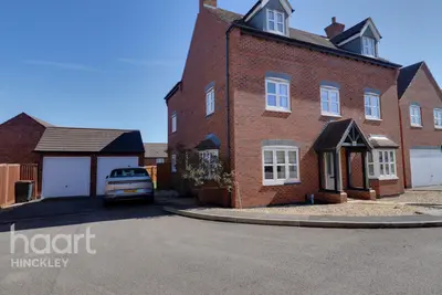 ST LOUIS Close, Hnckley, LE10