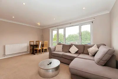 Farm Road, Esher, KT10