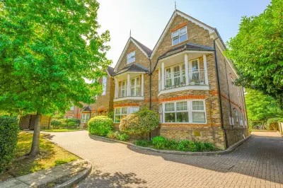 Oatlands Chase, Weybridge, KT13 9SE