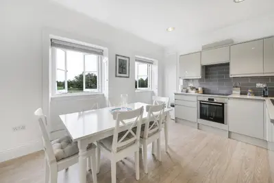 Hampton Court Road, KT8