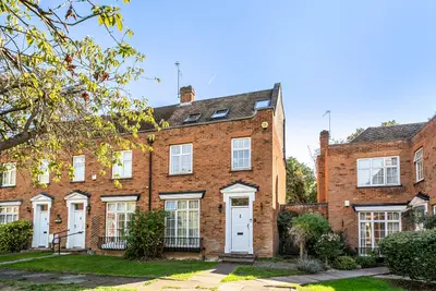 Flag Walk, Pinner, HA5