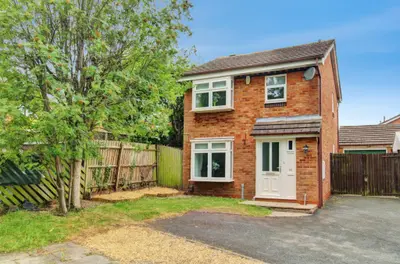 Sunbury Avenue, Lichfield, WS14