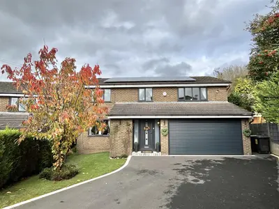Meadowfield Close, Hadfield, SK13