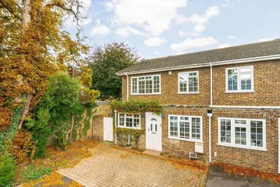 Dresden Way, Weybridge, KT13