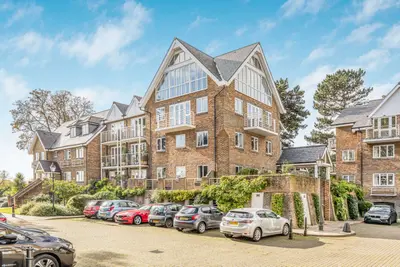 Thames Close, Hampton, Middlesex, TW12 2ET