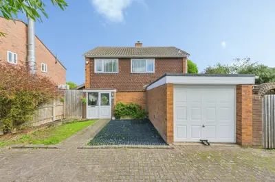 Tamworth Road, Two Gates, B77