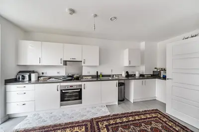 Flat 7, 9 Trobridge Parade, London