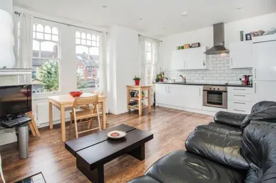 Oaklands Grove, Shepherds Bush, W12