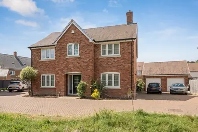 Honor Avenue, Burghfield Common, RG7