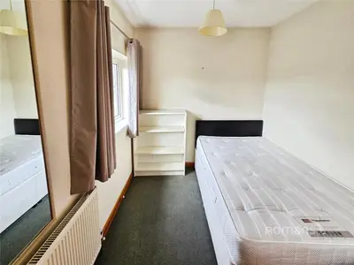 Larchwood Drive, Englefield Green, TW20