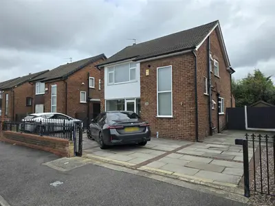 East Avenue, Heald Green