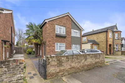 Fairholme Road, Ashford, TW15 2LH