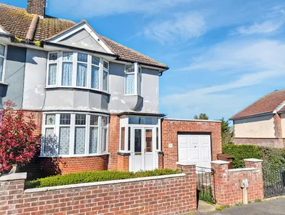 Shaftesbury Avenue, Harwich, CO12 4BS