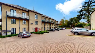 Huguenot Drive, N13