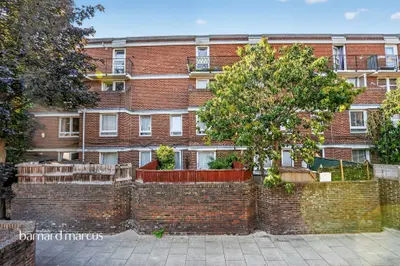 Wallis Close, London