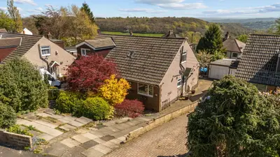 Hill View Gardens, Northowtam, HX3