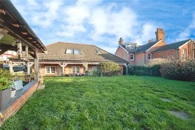 Farnborough Road, Farnham, GU9