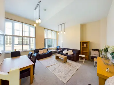 Old Hall Street, L3