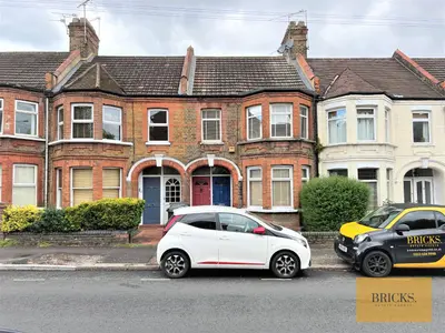 Chingford Lane, Woodford Green, London, IG8 9QT