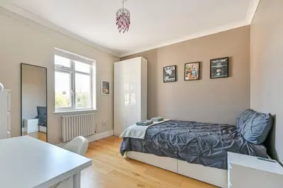 Manor Road, Richmond, TW9
