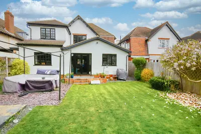 Vicarage Road, Hampton Wick, KT1 4EB